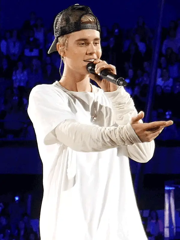 Justin_Bieber_in_Rosemont-Illinois-2015--1