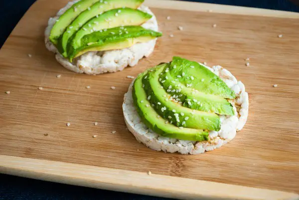 avocado-rice-cake-on-wood-3_600x